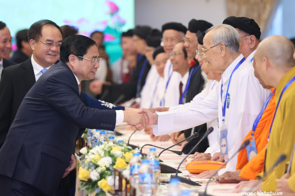 Thủ tướng Phạm Minh Chính với các chức sắc, chức việc tại Hội nghị biểu dương các tổ chức tôn giáo có đóng góp trong sự nghiệp xây dựng và bảo vệ Tổ quốc- Ảnh: VGP/Nhật Bắc